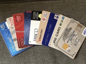 複数枚のクレジットカードのイメージ